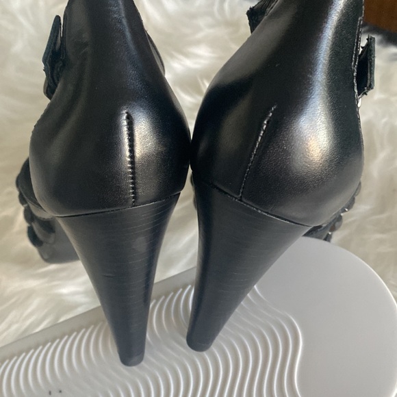 Women’s  black Gianni Bini heels.  Size 8m Leather upper, man made lining/sole - Picture 3 of 6